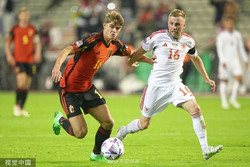 威尔士球员摩尔高高跃起头球破门瞬间，比利时门将库尔图瓦奋力扑救不及