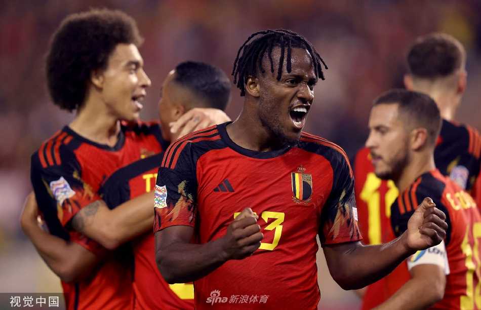 德布劳内主罚定位球瞬间，全神贯注凝视球门方向，准备施展魔法