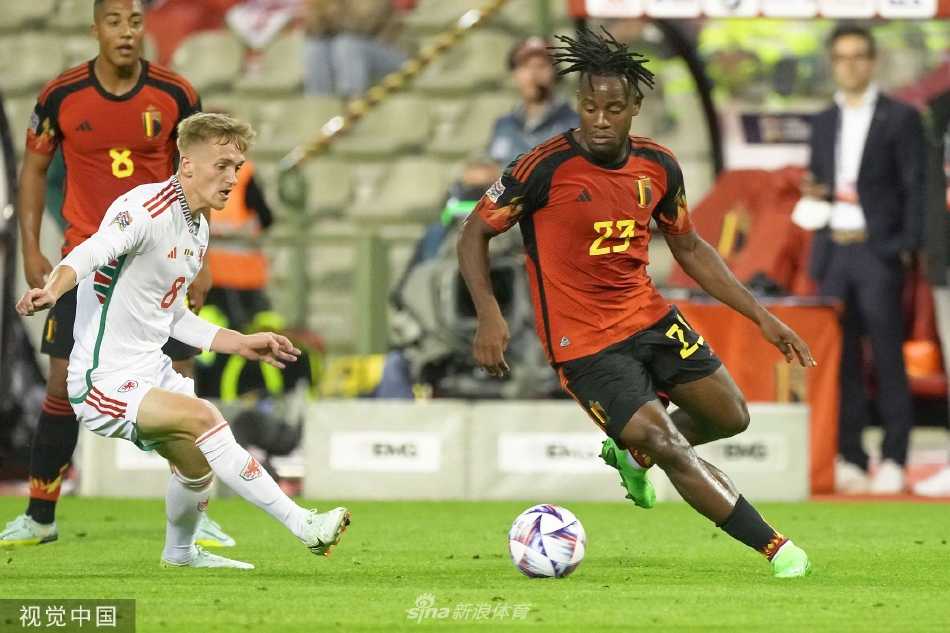 比赛激烈拼抢瞬间，双方球员在中场寸土必争，球鞋激起草屑飞扬