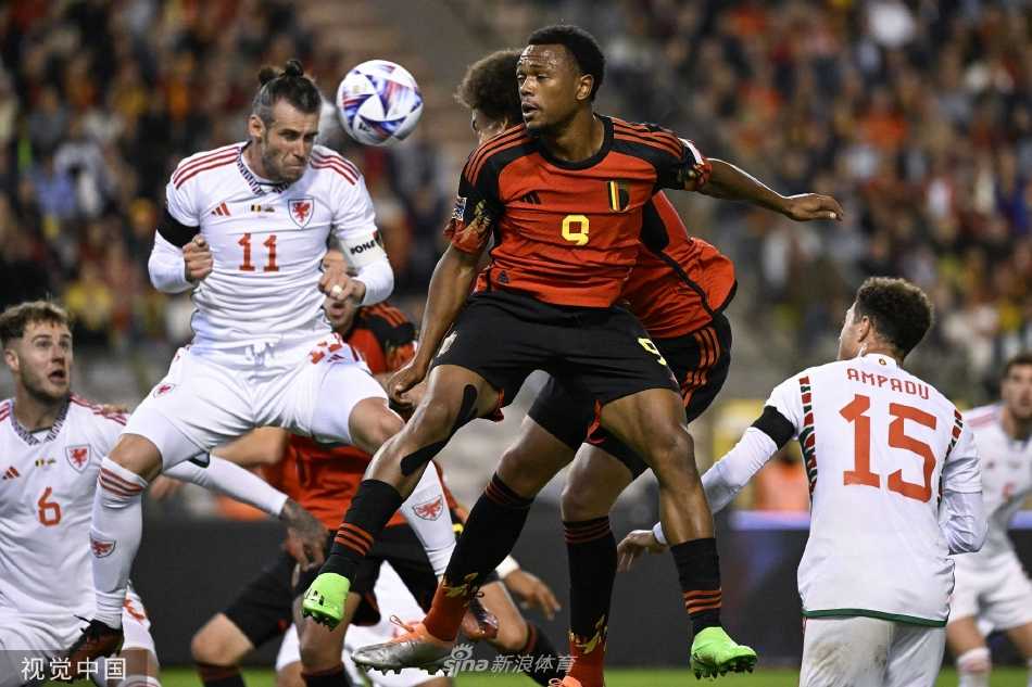 威尔士球星贝尔在边线热身，神情严肃凝望场内战况