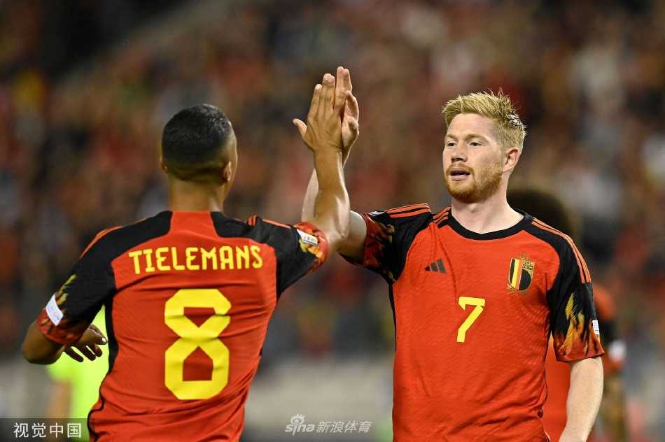 比利时球员庆祝进球，德布劳内与巴舒亚伊激情拥抱，队友欢呼雀跃