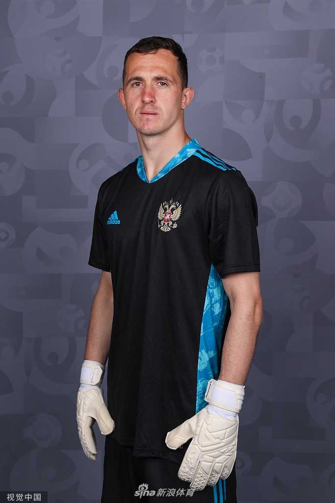 高空俯瞰镜头下，日尔科夫等老将露出坚毅的侧脸线条，红色战袍在夕阳余晖中如同燃烧的火焰，象征着他们永不熄灭的为国征战之志。