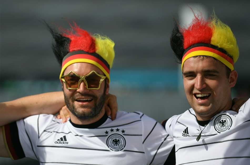 夕阳的余晖洒在空荡荡的球场内，两个小小的身影还没有离去，一个小球迷正学着偶像的样子颠球，另一个则在旁边认真地数着，他们的梦想，或许就在这陪伴与模仿中悄悄发芽