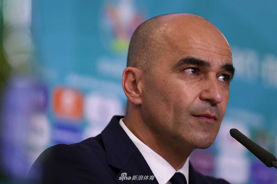 在圣彼得堡的聚光灯下，比利时将帅神情专注，仿佛在诉说着对胜利的渴望，每一道目光都穿透镜头，直指冠军金杯。