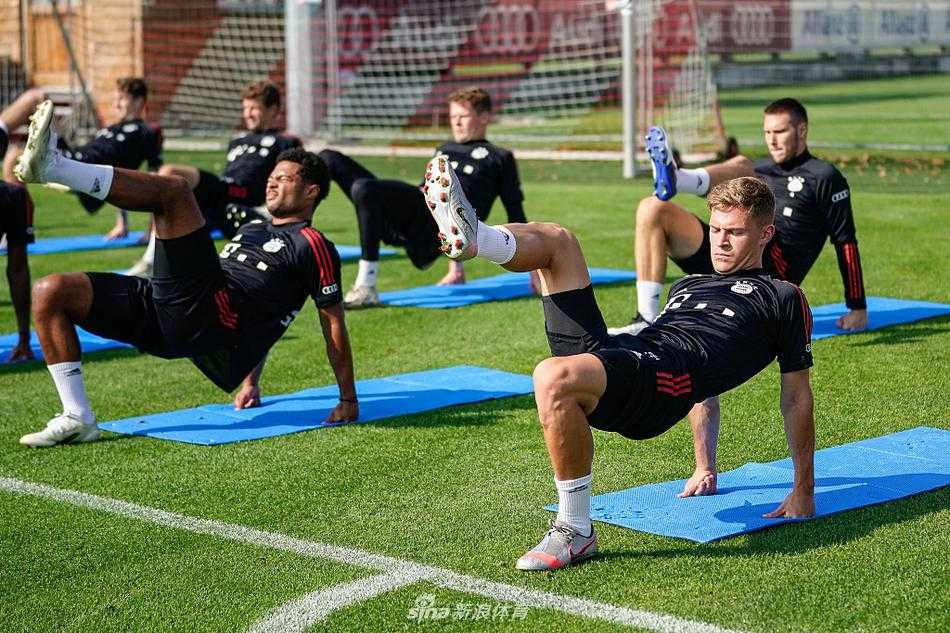 在慕尼黑午后的阳光下，拜仁众将正进行慢跑热身，队长诺伊尔领衔，镜头捕捉到的基米希与格雷茨卡神情轻松，他们即将迎来欧洲超级杯的终极考验。