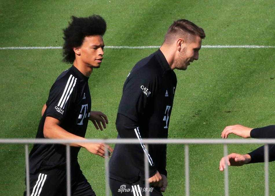 在分组对抗中，后卫聚勒与帕瓦尔全神贯注进行防守演练，他们身前是虎视眈眈的拜仁攻击手，这场内部的高质量对抗正是为了模拟欧洲超级杯上塞维利亚的犀利反击。