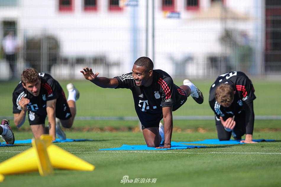 在备战的最后冲刺阶段，前锋莱万多夫斯基在射门练习中目光如炬，每一次触球都力求完美，他的伤愈复出让拜仁在欧洲超级杯的夺冠筹码增加了最重的一颗。