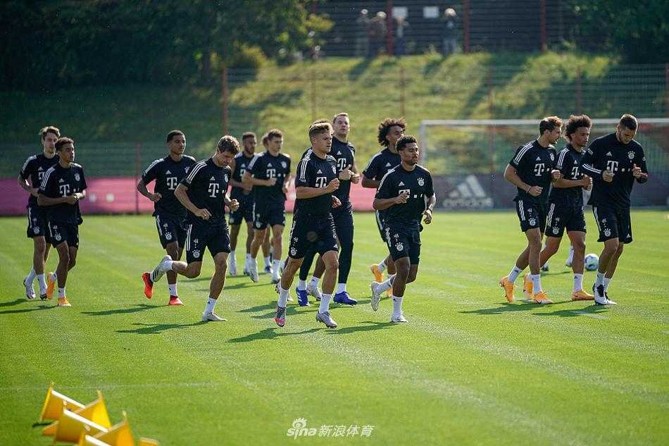 训练场上欢声笑语不断，托马斯·穆勒正在与新援勒鲁瓦·萨内进行抢圈游戏，两人的默契配合预示着拜仁攻击线将在欧洲超级杯上延续火力。