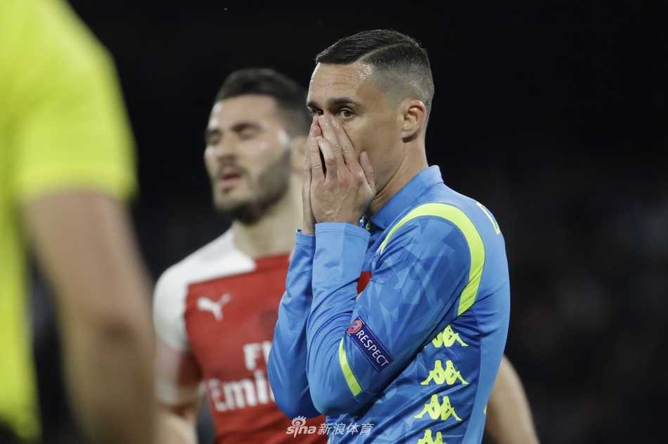 安切洛蒂在场边神色严峻，双手插兜，眼神中透露出对场上局势的无奈与思考