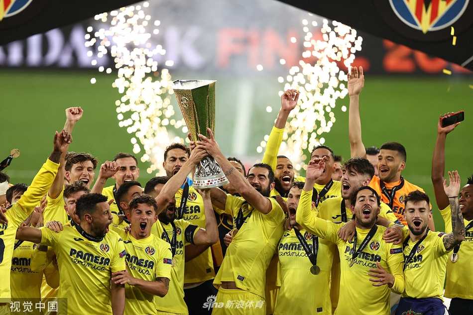 残酷的胜负一刻，比利亚雷亚尔门将鲁利扑出德赫亚点球后起身握拳怒吼，与跪地失落的曼联球员形成鲜明对比