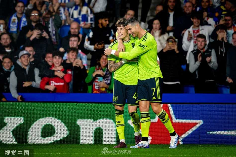 C罗目光如炬，正观察队友跑位准备送出关键一传，身后是严阵以待的皇家社会后卫。