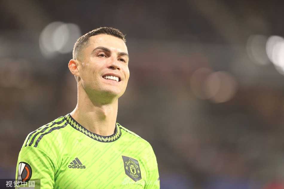 C罗与进球的加纳乔并肩奔跑庆祝，老少两代球员的激情在此刻交汇。