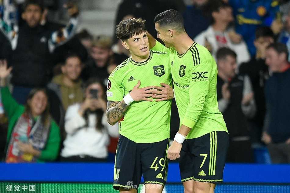 加纳乔破门瞬间，皮球应声入网，皇家社会门将奋力扑救却鞭长莫及。