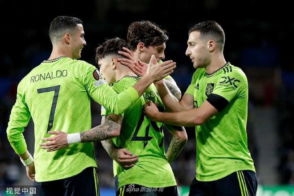 比赛结束后，曼联众将围拢在一起向远道而来的球迷致谢，脸上洋溢着胜利的喜悦。