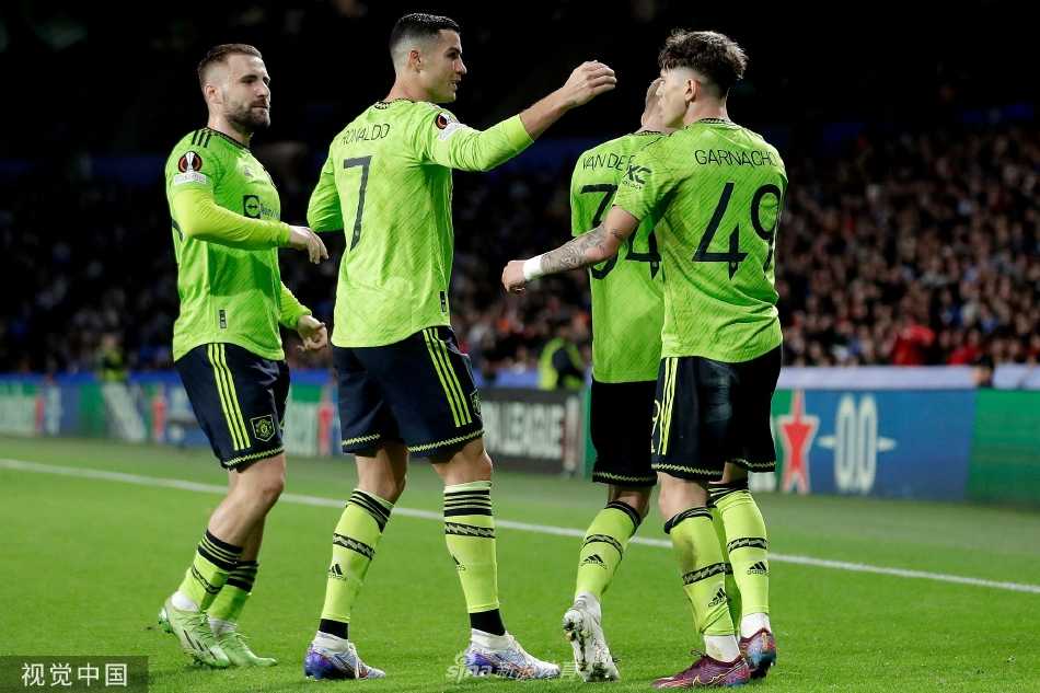 曼联后卫利桑德罗·马丁内斯奋不顾身地飞身封堵对手的劲射，表情坚毅果敢。