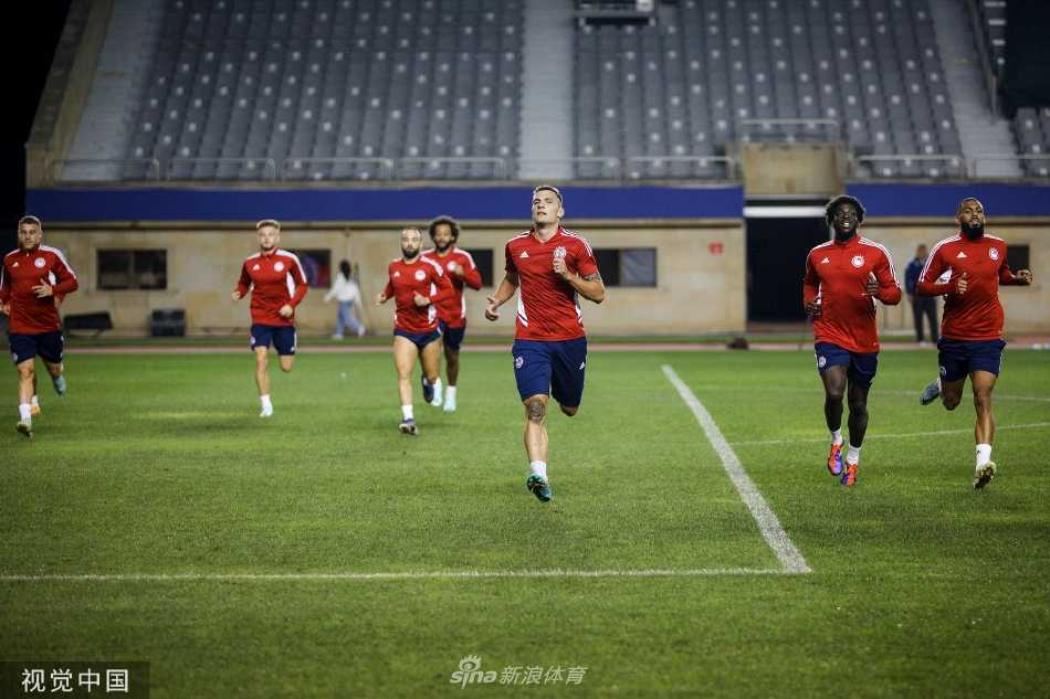 一名奥林匹亚科斯前锋在训练中起脚劲射，皮球如出膛炮弹般飞向球门，力量与技术完美结合。