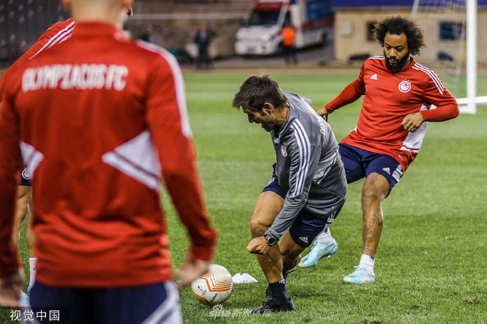 马塞洛在训练中专注地进行脚下球练习，神情认真，展现出世界级球星的专业态度。