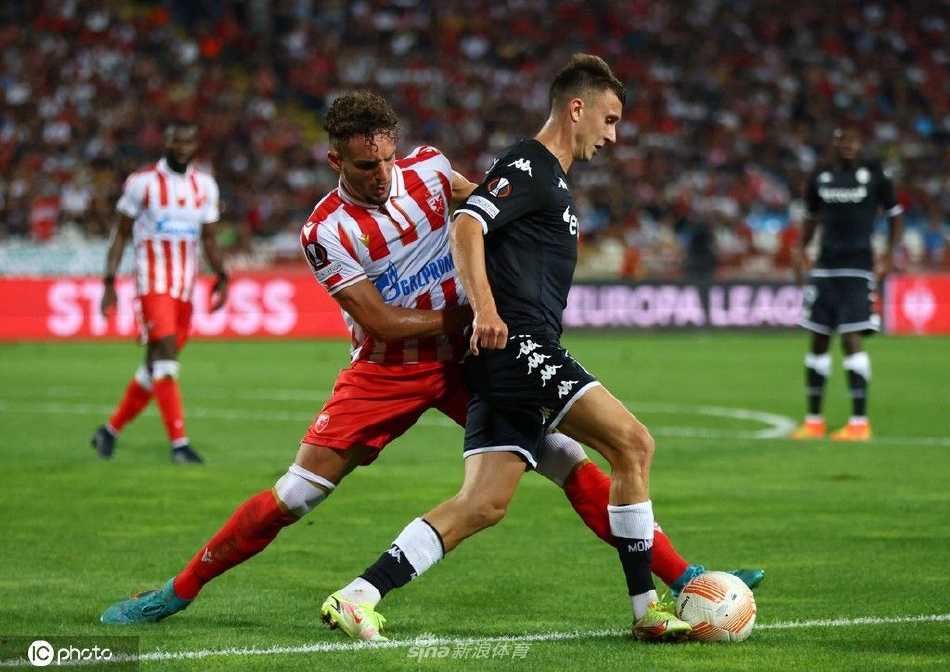 贝尔格莱德红星队主场拉伊科·米蒂奇球场座无虚席，四万余名球迷挥舞旗帜营造出震撼的红色海洋