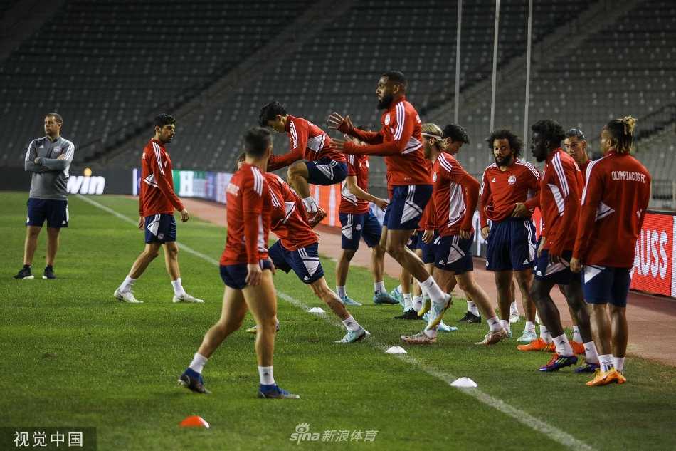 球队助理教练正在指导球员进行拉伸恢复训练，科学备战是保持球员良好状态的关键环节。