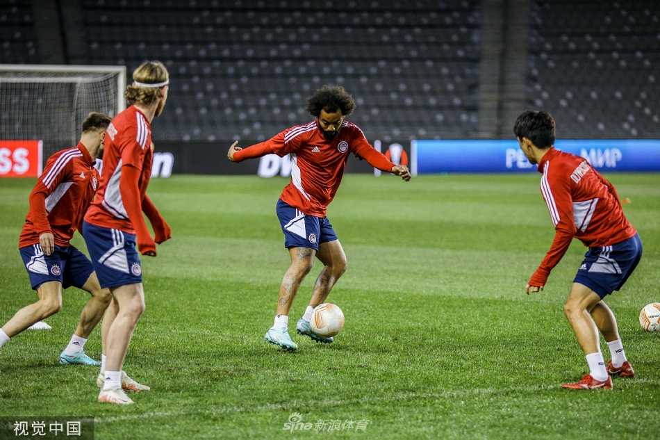 马塞洛与队友在训练间隙轻松交谈，脸上洋溢着笑容，显示出球队内部和谐积极的氛围。