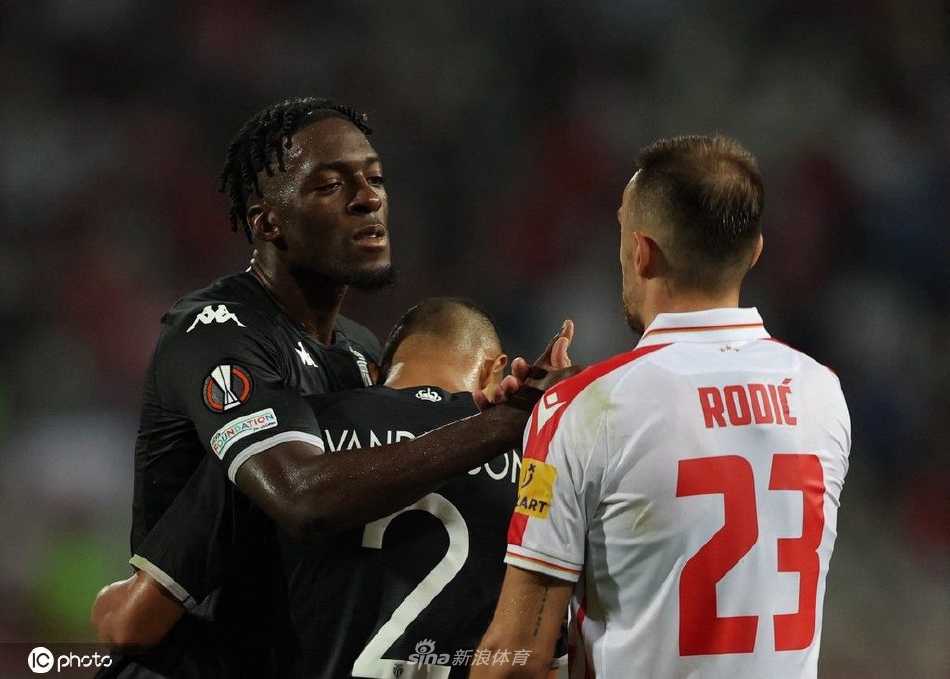 摩纳哥前锋恩博洛顶住压力主罚点球瞬间，眼神专注坚定，皮球即将飞向球门左上死角