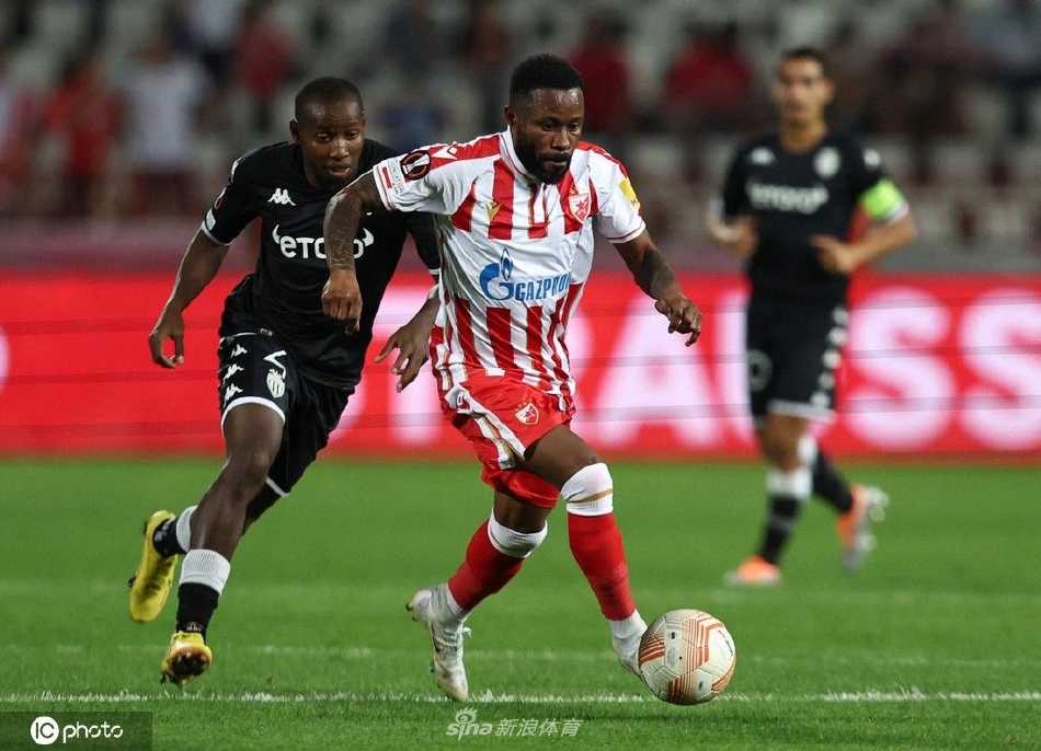 进球后恩博洛张开双臂冲向角旗区激情庆祝，摩纳哥队友从身后飞奔而来准备一同分享喜悦