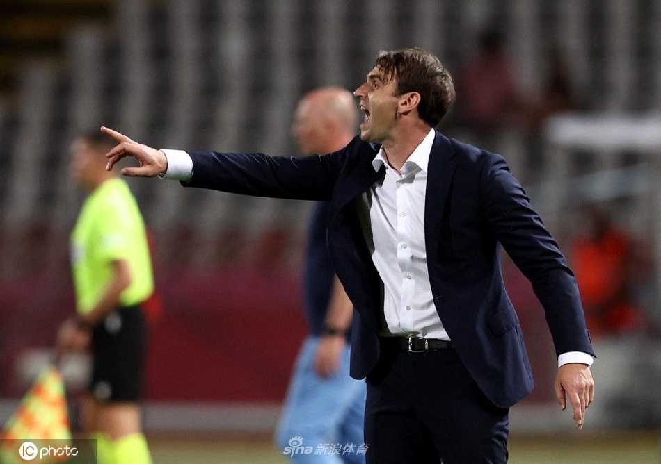 夜幕下的拉伊科·米蒂奇球场全景，灯光璀璨如同宝石，看台上星星点点的光芒是球迷手机的亮光