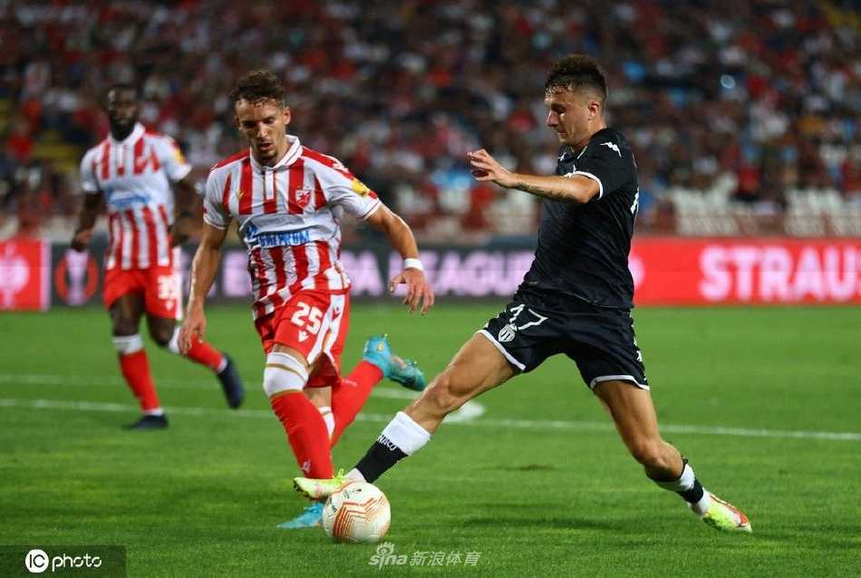 比赛激烈拼抢瞬间，双方球员在中场缠斗，足球在混乱的腿影间若隐若现