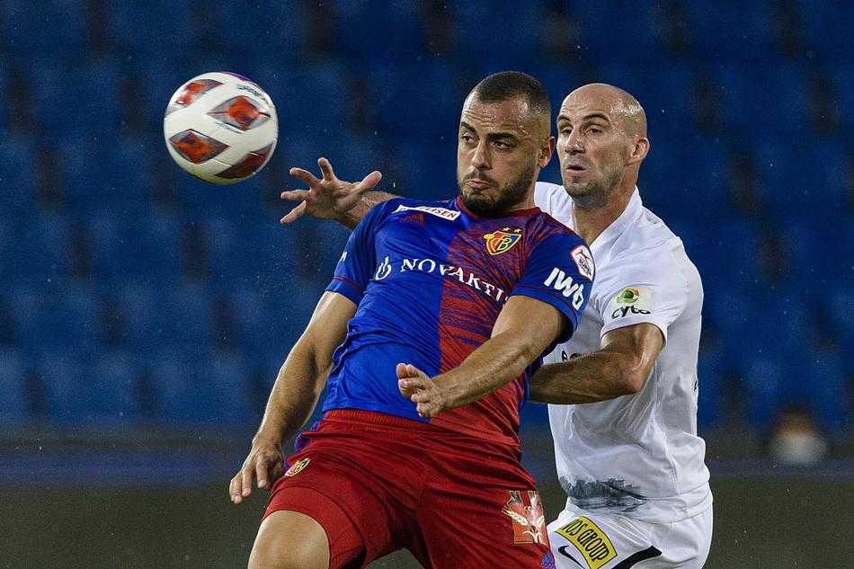 阿诺索西斯球员在客场奋力突破巴塞尔球员的防守，双方拼抢激烈互不相让