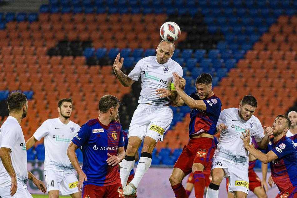 双方球员在比赛中激烈拼抢头球，展现了欧联杯资格赛紧张激烈的对抗氛围