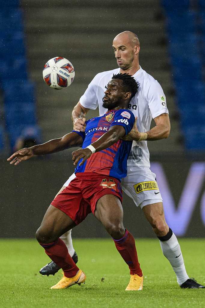 阿诺索西斯球员赛后神情失落，与巴塞尔球员庆祝晋级的喜悦形成鲜明对比