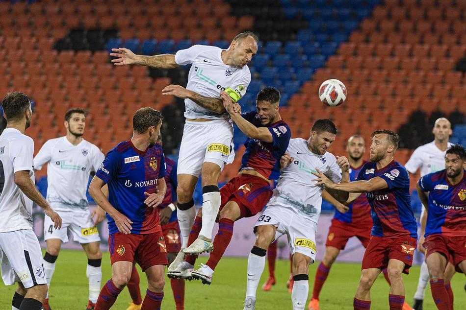 巴塞尔门将做出关键扑救力保球门不失，化解了阿诺索西斯的一次极具威胁的进攻