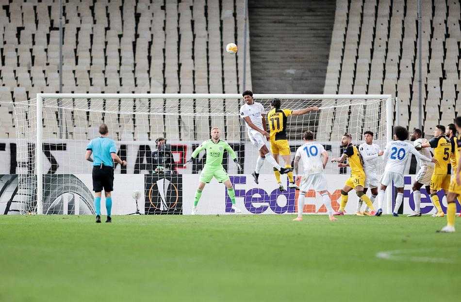 坦科维奇破门后激情滑跪，点燃雅典AEK主场反扑的烈焰