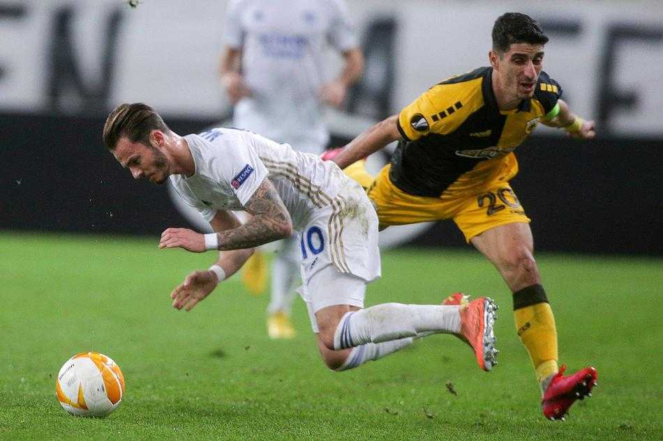 小舒梅切尔目光坚毅高接抵挡，力保莱斯特城球门在最后时刻不失