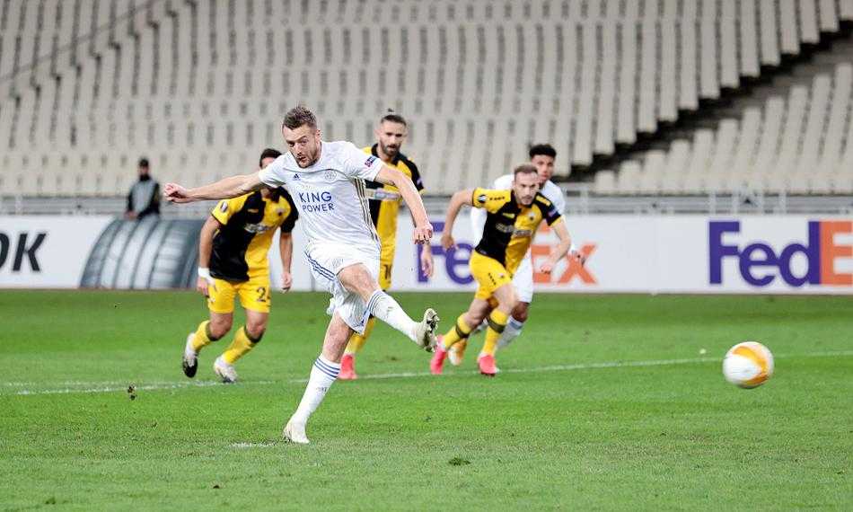 乔杜里挥臂庆祝进球，队友们将他团团围住分享喜悦瞬间