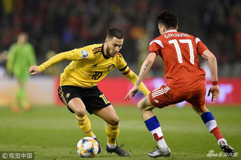 阿扎尔禁区内被绊倒瞬间，身体失去平衡却目光坚定，用一次完美的1V1突破制造点球