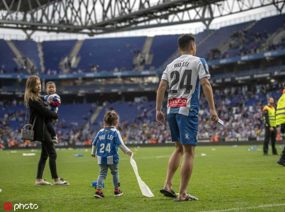 比赛结束后，全场球迷久久不愿离去，看台上展开巨大的横幅，武磊与队友们手拉手向看台鞠躬致谢，共享这来之不易的荣耀时刻。