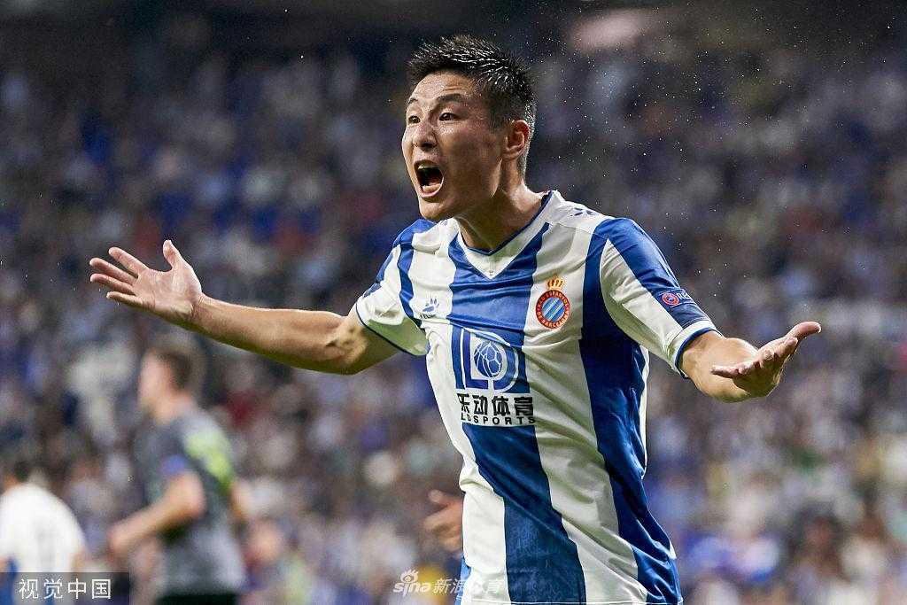 武磊进球后激情庆祝，与队友巴尔加斯紧紧相拥，脸上洋溢着幸福的笑容，这一刻属于中国足球