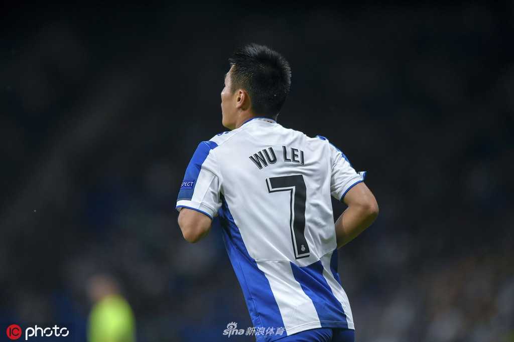 赛前热身，武磊神情专注，认真完成每一个热身动作，为即将到来的激战做好充分准备