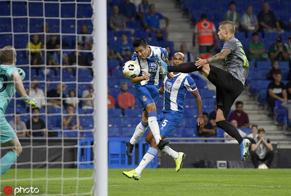 武磊高高跃起头球攻门，动作舒展，在空中划出一道有力的弧线，展现出极佳的弹跳和抢点意识