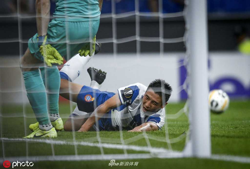 赛后，武磊凝望远方陷入思考，汗水浸湿了球衣，他在总结比赛，也为未来做好准备