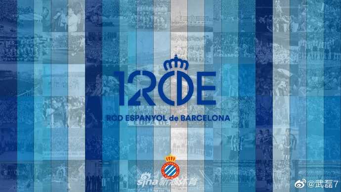 武磊在挂满西班牙人队历年球衣的荣誉走廊里驻足观看，眼神中充满了对前辈的敬意与对历史的敬畏。