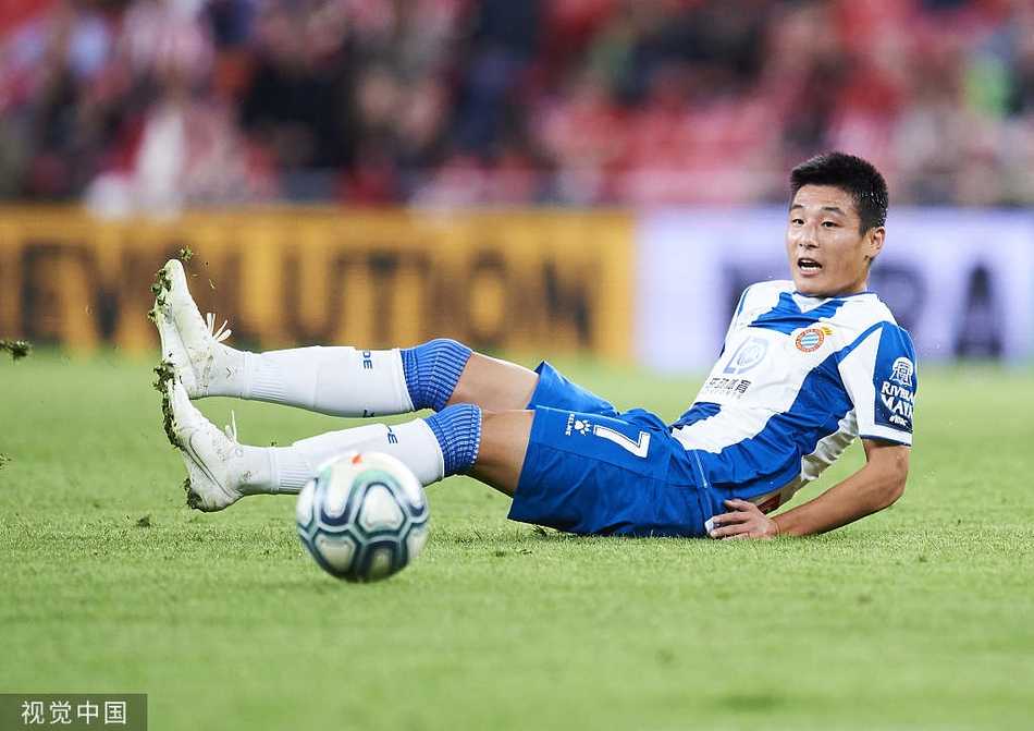 武磊在训练中眼神专注，汗水浸透球衣，他为每一次机会做足了准备