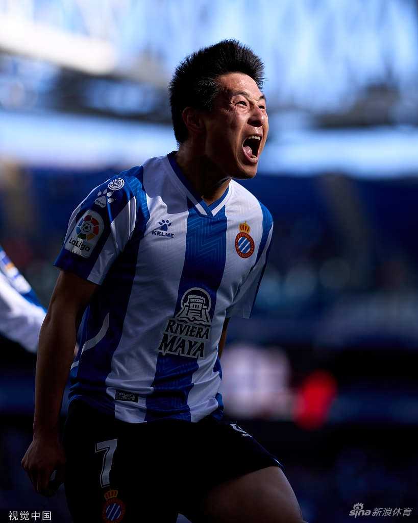 赛后武磊眼含热泪，复杂的情绪交织在脸上，这一刻所有付出都得到了回报