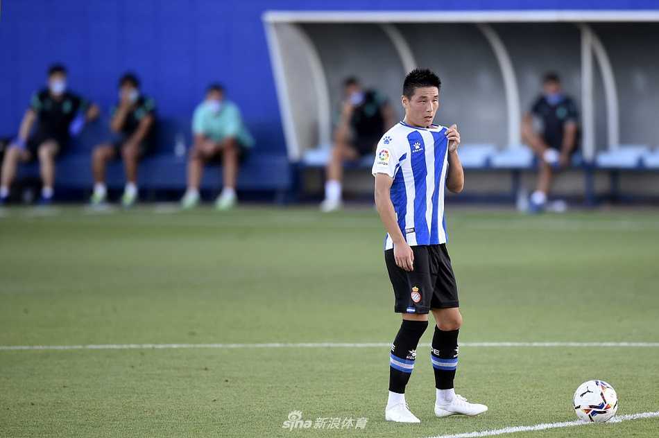 西班牙人新帅莫雷诺在场边全神贯注地指挥比赛，用手势向场上球员传达战术指令