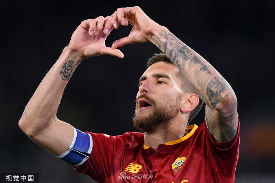 罗马球员在进球后紧紧拥抱在一起庆祝，他们围成圆圈，脸庞上洋溢着纯粹的快乐与团结。