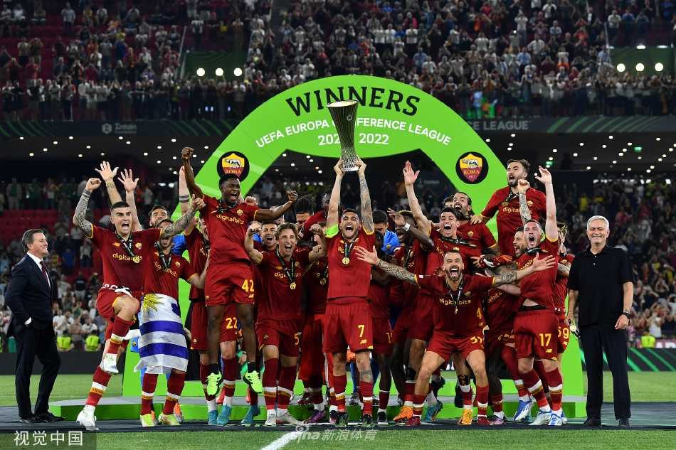罗马全队簇拥着银光闪闪的欧协联冠军奖杯疯狂庆祝，队长佩莱格里尼高高举起奖杯，身后是陷入狂欢的队友与漫天飞舞的金色纸屑。