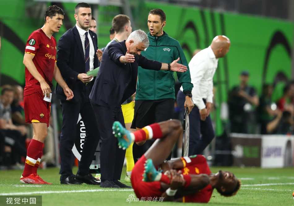 进球功臣扎尼奥洛张开双臂在场地内肆意奔跑庆祝，脸上写满了狂喜与释放，背景中模糊的费耶诺德球员身影更衬托出这一刻的辉煌。