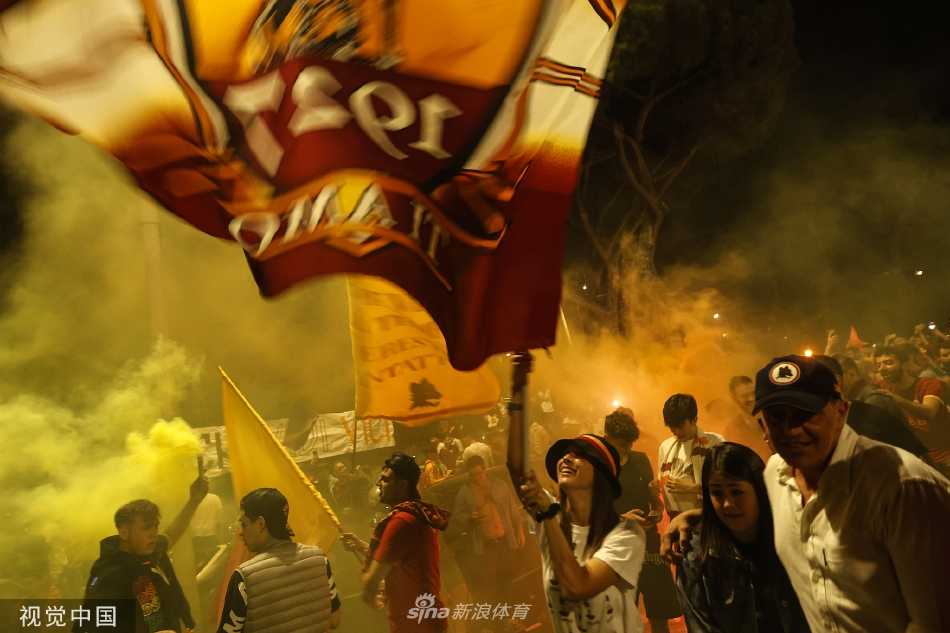 主教练穆里尼奥被教练组成员紧紧拥抱，他紧闭双眼，表情复杂，仿佛将一路走来的所有艰辛与此刻的无上荣耀都浓缩在了这一刻的沉默之中。