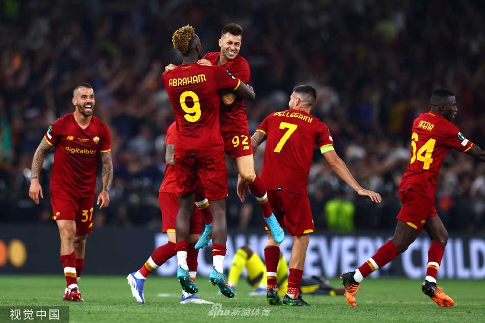 穆里尼奥面带标志性的深邃表情，与对方主帅在场边斗法，他手指赛场，仿佛正在运筹帷幄，掌控着决赛的每一寸风云变幻。